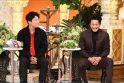 左から星野源、小栗旬。 (c)TBS