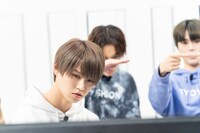 手前から白岩瑠姫、鶴房汐恩、木全翔也。(c)AbemaTV,Inc.