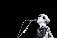 アマダシンスケ（B, Vo）（Photo by RUI HASHIMOTO[SOUND SHOOTER]）