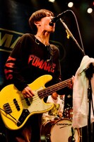 アマダシンスケ（B, Vo）（Photo by RUI HASHIMOTO[SOUND SHOOTER]）