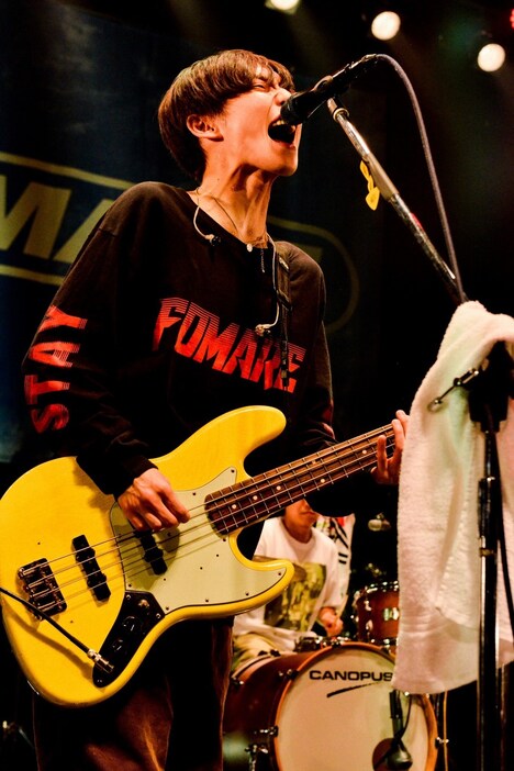アマダシンスケ（B, Vo）（Photo by RUI HASHIMOTO[SOUND SHOOTER]）
