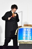 樽を割った反動に驚く大倉忠義（関ジャニ∞）。