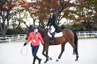 菅井友香の乗馬披露の様子。
