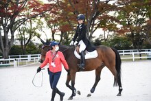 菅井友香の乗馬披露の様子。