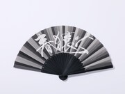 受注生産商品として販売される「春猿火ロゴ扇子」。