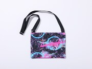 「魔女展」で販売される「春猿火タイポグラフィックサコッシュ」。