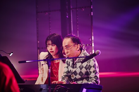 左からアイナ・ジ・エンド、新垣隆。（撮影：井手康郎）