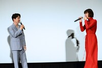 左から星野源、市川実日子。