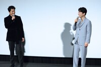 左から小栗旬、星野源。