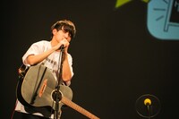 ムツムロアキラ（Vo, G）（撮影：松本いづみ）