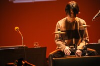 木島（Dr）（撮影：松本いづみ）