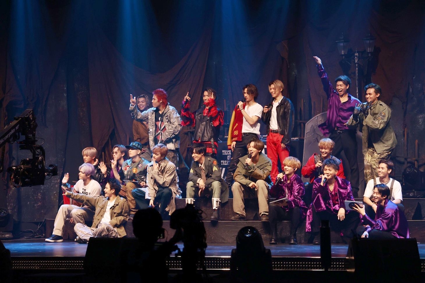 仮装したメンバーの登場を待ちわびるTHE RAMPAGE from EXILE TRIBE、FANTASTICS from EXILE TRIBE、BALLISTIK BOYZ from EXILE TRIBE。（写真提供：LDH JAPAN）