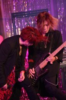 左からTERU（Vo）、CHIYU（B）。