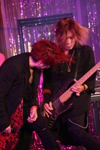 左からTERU（Vo）、CHIYU（B）。