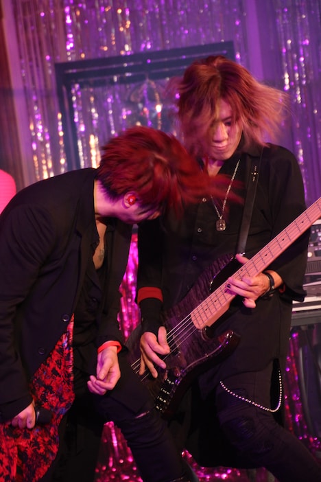 左からTERU（Vo）、CHIYU（B）。