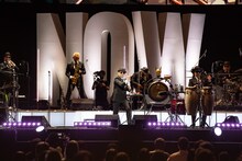 「CRAZY KEN BAND ＊NOW at 日本武道館 Presented by NISHIHARA SHOKAI」の様子。（撮影：小河俊哉、岡田有貴）