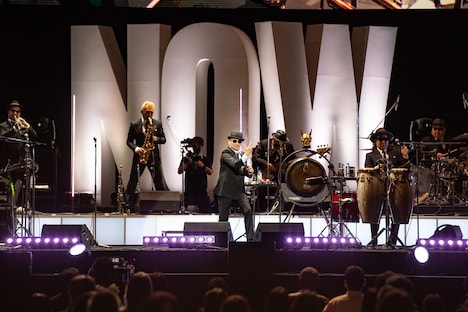 「CRAZY KEN BAND ＊NOW at 日本武道館 Presented by NISHIHARA SHOKAI」の様子。（撮影：小河俊哉、岡田有貴）