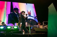 「CRAZY KEN BAND ＊NOW at 日本武道館 Presented by NISHIHARA SHOKAI」の様子。（撮影：小河俊哉、岡田有貴）