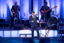 「CRAZY KEN BAND ＊NOW at 日本武道館 Presented by NISHIHARA SHOKAI」の様子。（撮影：小河俊哉、岡田有貴）