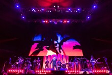 「CRAZY KEN BAND ＊NOW at 日本武道館 Presented by NISHIHARA SHOKAI」の様子。（撮影：小河俊哉、岡田有貴）