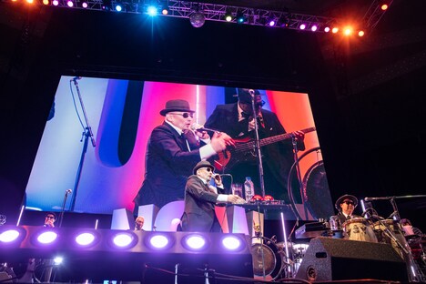 「CRAZY KEN BAND ＊NOW at 日本武道館 Presented by NISHIHARA SHOKAI」の様子。（撮影：小河俊哉、岡田有貴）