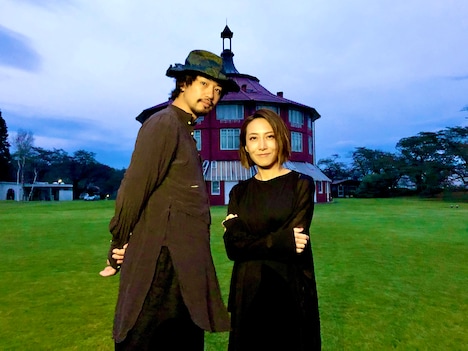 左から齊藤工、一青窈。