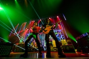人気画像5位は「ヒット曲連発のB'z無観客ライブ『5 ERAS』開幕!ファンへの感謝と仲間との絆を伝える」より、B'z。(写真提供:VERMILLION RECORDS)