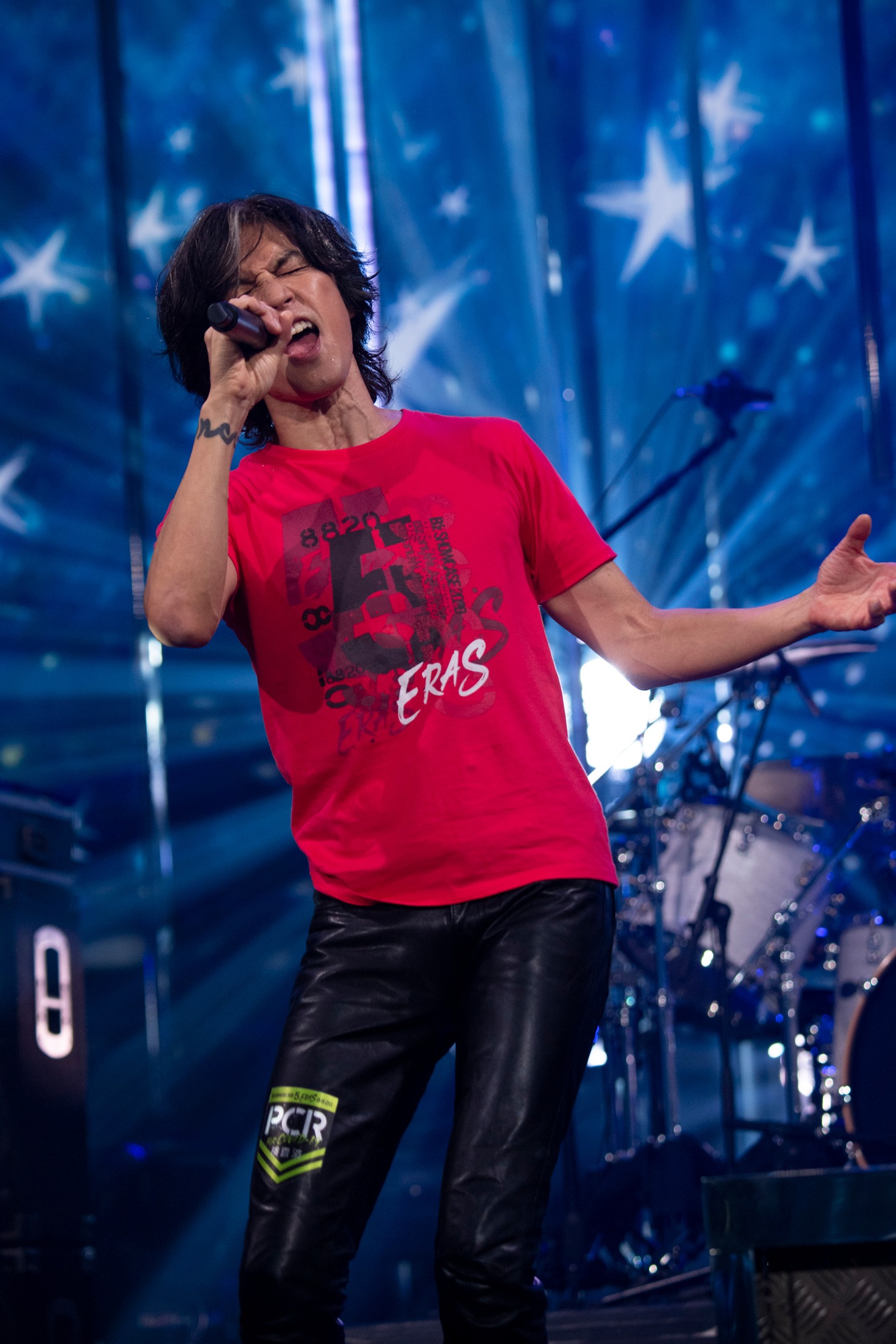 人気画像9位は「ヒット曲連発のB'z無観客ライブ『5 ERAS』開幕！ファンへの感謝と仲間との絆を伝える」より、稲葉浩志（Vo）（写真提供：VERMILLION RECORDS）