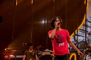 人気画像7位は「ヒット曲連発のB'z無観客ライブ『5 ERAS』開幕!ファンへの感謝と仲間との絆を伝える」より、稲葉浩志(Vo)(写真提供:VERMILLION RECORDS)