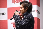 「ペルチェ素子クーラー」を試す北村匠海。