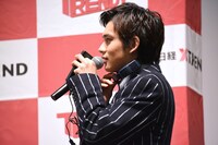 「ペルチェ素子クーラー」を試す北村匠海。