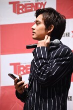 「ペルチェ素子クーラー」を試す北村匠海（DISH//）。