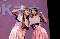 左から佐々木彩夏、愛来。（撮影：塚田亮平）