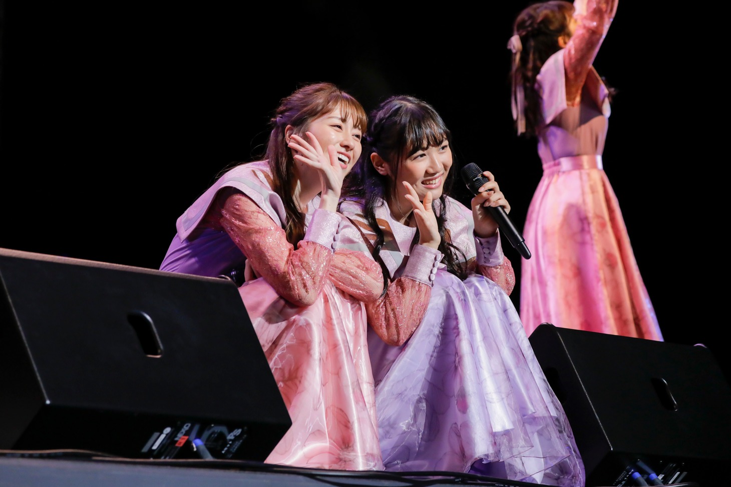 左から佐々木彩夏、市川優月。（撮影：塚田亮平）