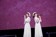「フロムレター」を歌う愛来と高井千帆。（撮影：塚田亮平）