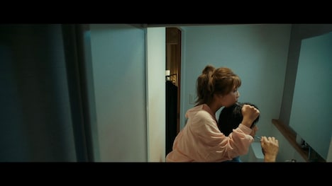 宇野実彩子(AAA)「最低な君にさっきフラれました」ミュージックビデオのワンシーン。