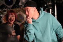 にらめっこ中のレイザーラモンRG。