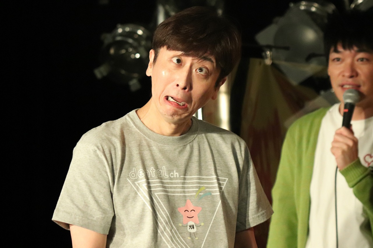 にらめっこ中の後藤輝基。