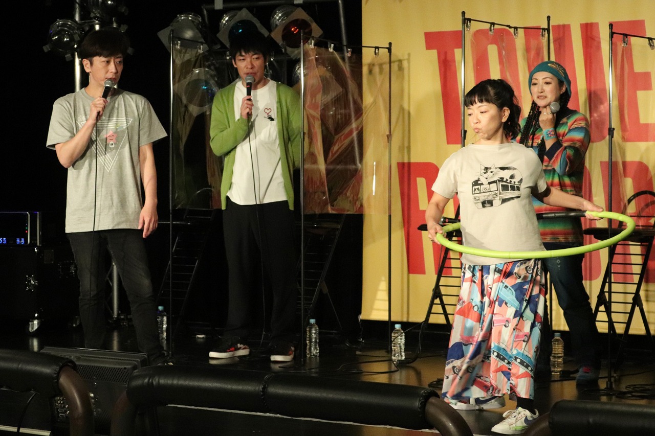フラフープに挑戦するとくこ（写真右）。