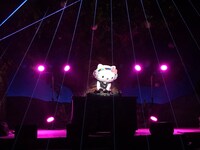 DJ Hello Kitty (c)’76,’84,’90,’93,’96,’01,’05 ’20 SANRIO APPROVAL No.P1211026