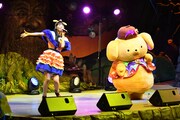 寺嶋由芙とポムポムプリン。(c)’76,’84,’90,’93,’96,’01,’05 ’20 SANRIO APPROVAL No.P1211026