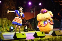 寺嶋由芙とポムポムプリン。(c)’76,’84,’90,’93,’96,’01,’05 ’20 SANRIO APPROVAL No.P1211026