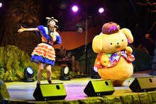 寺嶋由芙とポムポムプリン。(c)’76,’84,’90,’93,’96,’01,’05 ’20 SANRIO APPROVAL No.P1211026