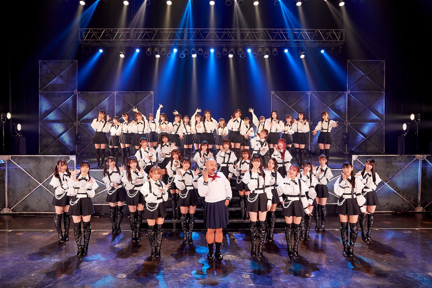 ラストアイドルとクロちゃん（安田大サーカス）。（Photo by Yoshifumi Shimizu）