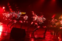 「何人(なんびと)も」を披露するラストアイドル。（Photo by Yoshifumi Shimizu）