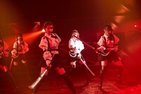 「何人(なんびと)も」を披露するラストアイドル。（Photo by Yoshifumi Shimizu）