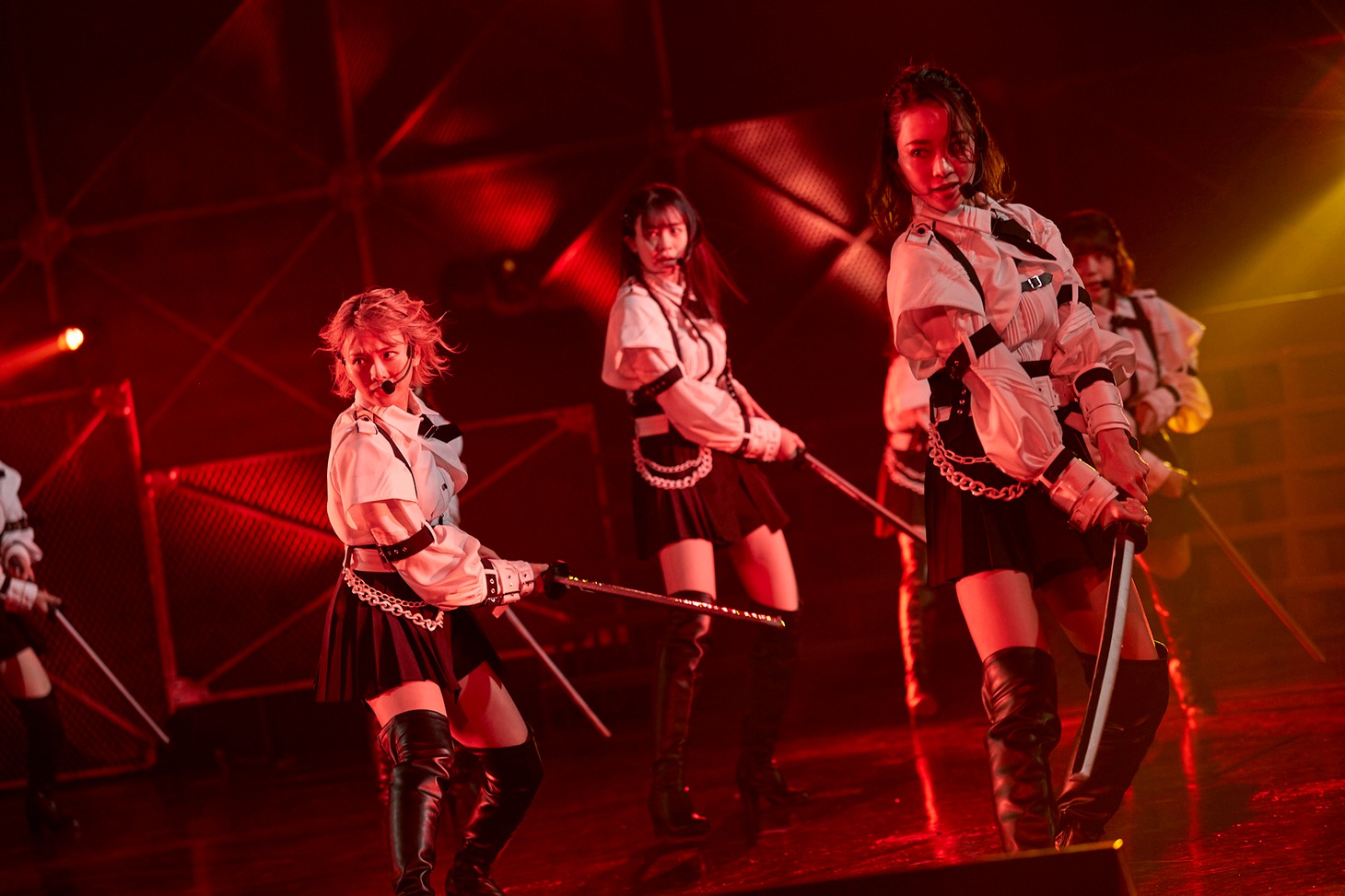 「何人(なんびと)も」を披露するラストアイドル。（Photo by Yoshifumi Shimizu）