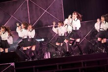 「ハグから始めよう」を披露するラストアイドル。（Photo by Yoshifumi Shimizu）