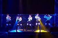 「あやふや」を披露するやらかしバスターズ。（Photo by Yoshifumi Shimizu）