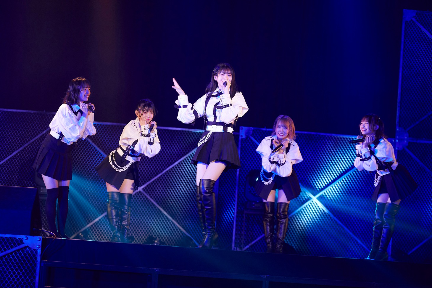 「銀河高速 渋滞中」を披露する“スたー☆あムるーズ” 絶賛、スパイ活動中！。（Photo by Yoshifumi Shimizu）